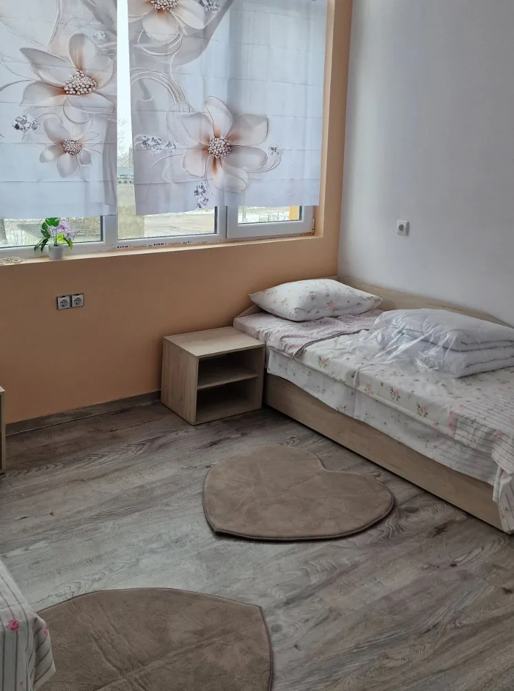 Светла и просторна стая за двойно настаняване с нови мебели
